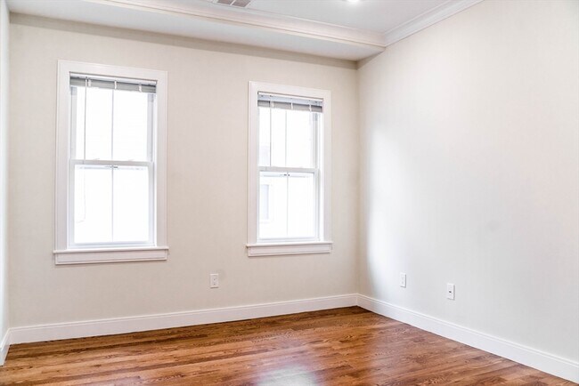 Building Photo - 11 Falkland St