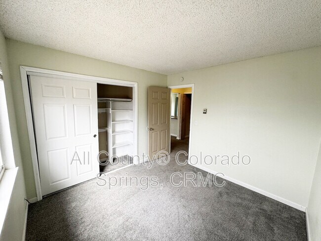 Building Photo - 915 Hathaway Dr