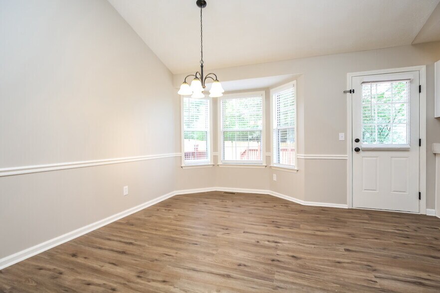 Building Photo - 300 Southlake Dr