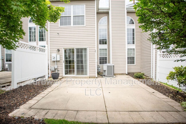 Building Photo - 605 Doral Dr