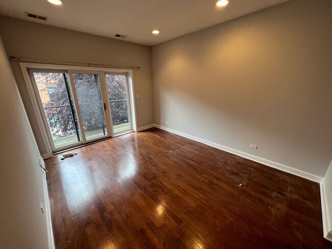 Building Photo - 1537 N Milwaukee Ave