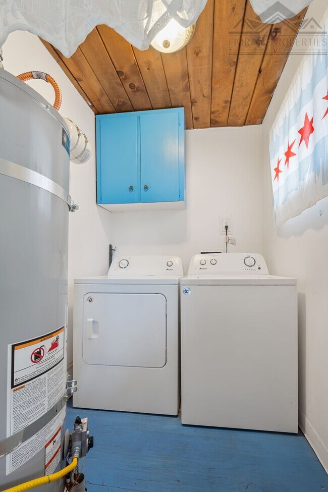 Building Photo - Rustic Santa Fe Charm on Kathryn Ave.