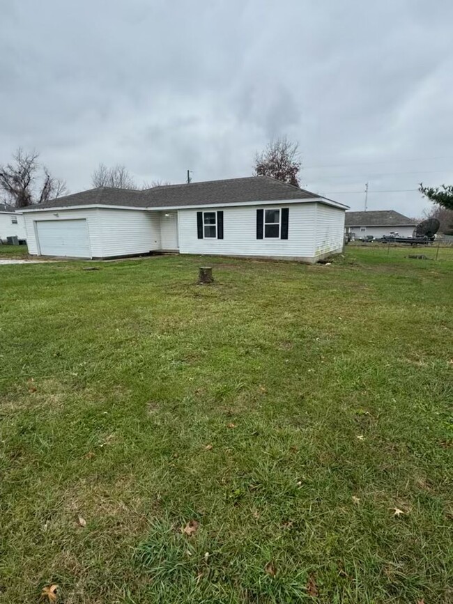 Building Photo - 3 bedroom/2 bathroom/2 car garage