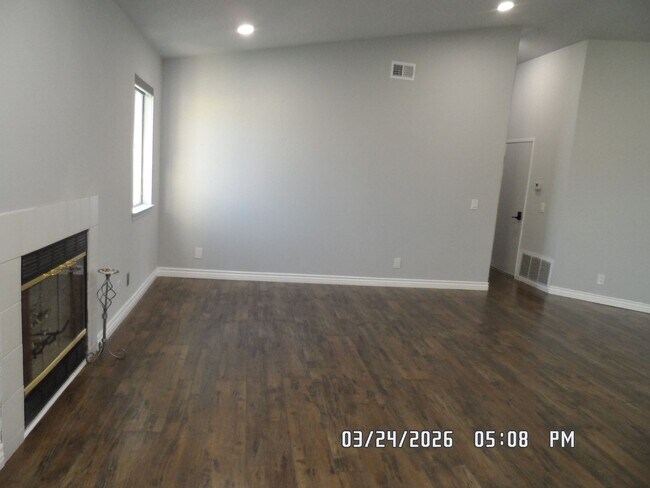 Building Photo - 3 Bedrooms, 2 Bathrooms, approx. 1112 sq. ft., 2 Car Garage, Solar Panels, Internet Included. Cos...