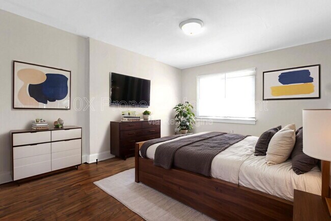 Building Photo - 1656 E Sycamore St