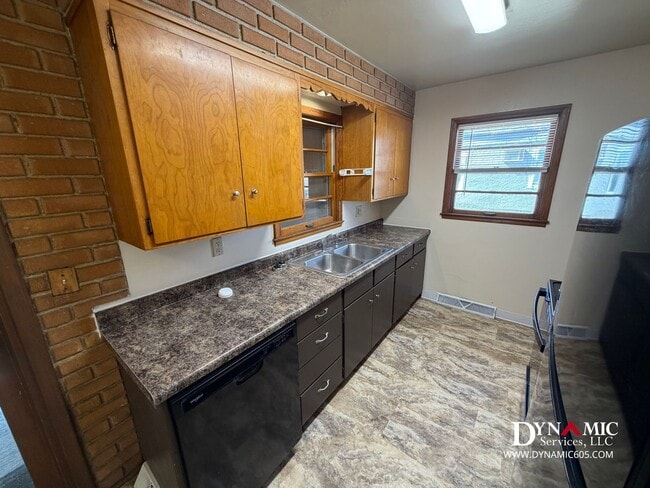 Building Photo - Updated 4+ Bedroom, 2 Bathroom House By Augustana University