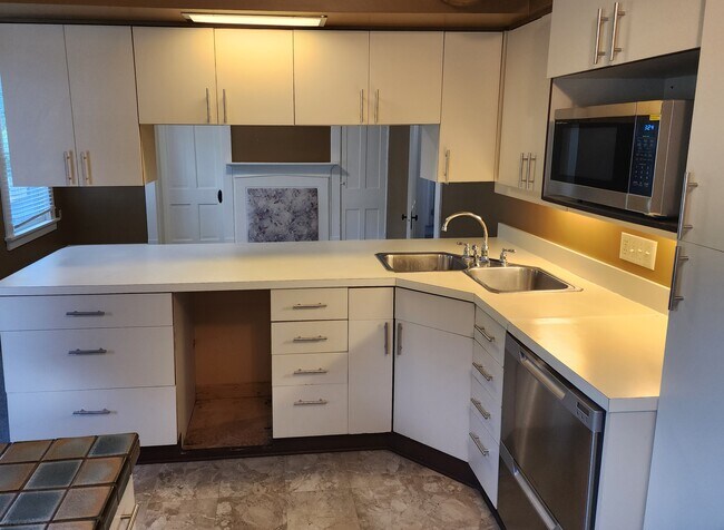 Spacious kitchen - 328 4th St