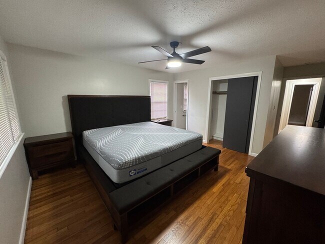 Building Photo - Charming 3BR Ground Floor Unit in South Euclid