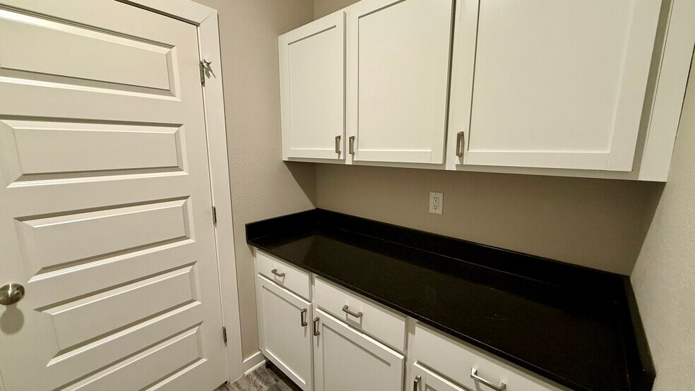 Building Photo - 103 E Mulberry St