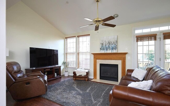 Building Photo - Beautifully maintained brick townhouse in ...