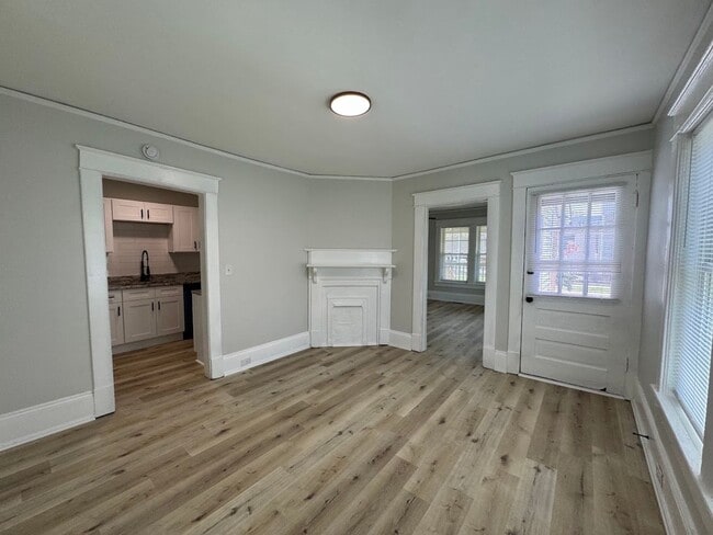 Building Photo - 3bed/1bath House $1395!
