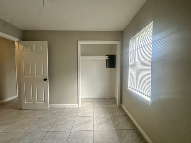 Building Photo - Remodeled 3/2 Westlake!