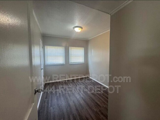 Building Photo - 1513 SE Riverside Dr