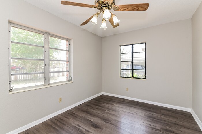 Building Photo - 402 Ariana Ave