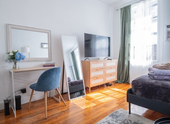 Building Photo - 328 E 74th St