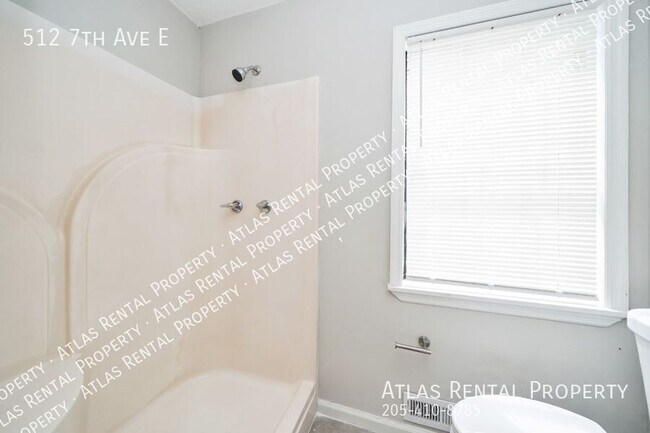 Building Photo - 512 7th Ave E