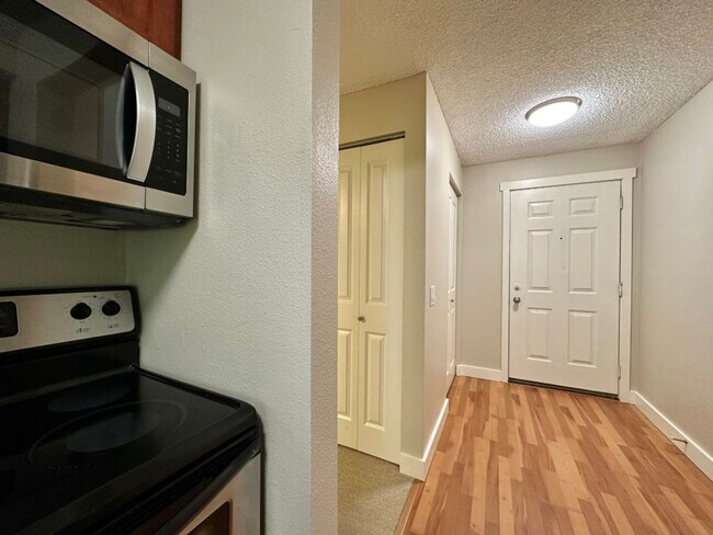 Building Photo - 2Bd/2Ba Bellevue Condo