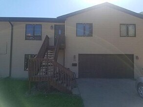 Building Photo - 4 Bed 2 bath near Riverside Drive