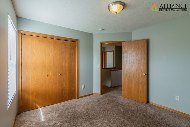 Building Photo - Large Duplex!