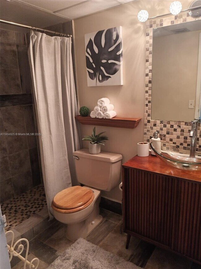 Building Photo - 2821 Somerset Dr