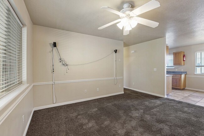 Building Photo - 2 Bed 1 Bath Upper Condo in Rexburg - with Optix internet and washer and dryer included!