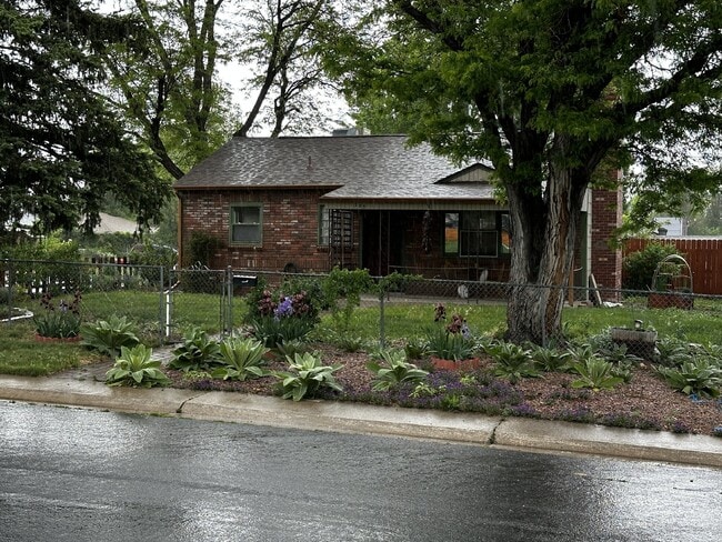 Building Photo - ***Available late-July*** Charming Home in...