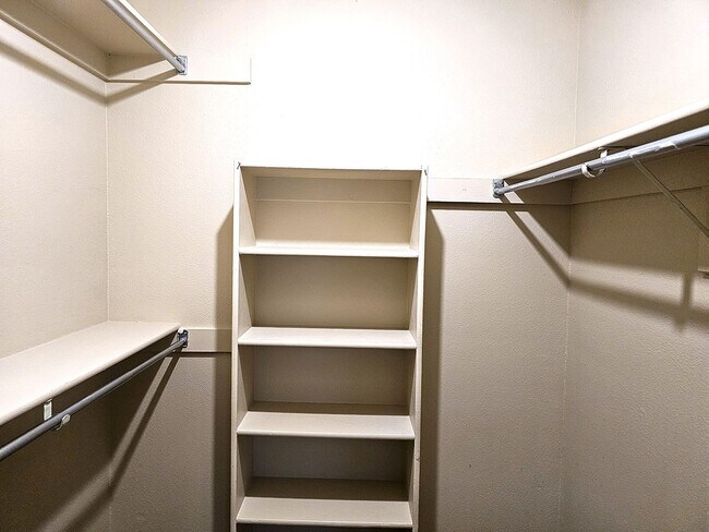 Building Photo - Beautiful 1 Bedroom Condo Near the Mountains