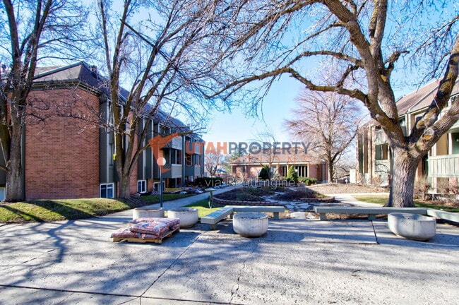 Building Photo - 1180 S Foothill Dr