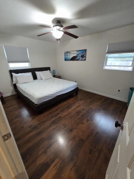 Master Bedroom 2 with King Size Bed - 2645 Garnet Ave