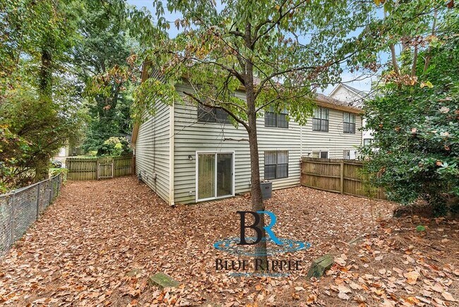 Building Photo - Spacious 3BR/2Bth Prime Smyrna Location on...