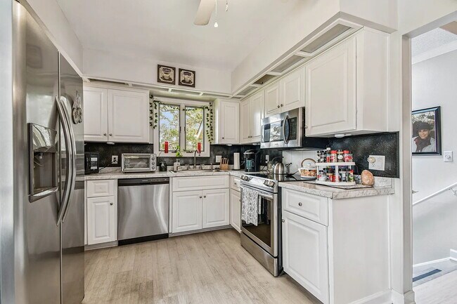 Building Photo - "Charming 3-Bed, 2-Bath Oasis at 1011a Sou...