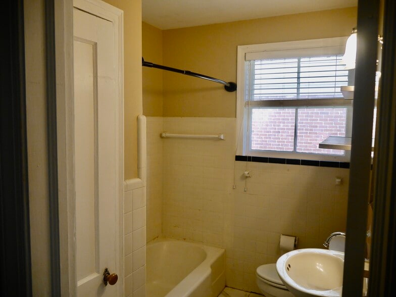 Tub Shower Combo - Deep Linen Closet - 2270 Larchmont Rd
