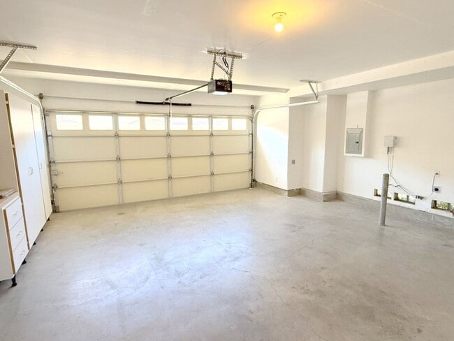 Building Photo - BEAUTIFUL BRIDGES END TOWNHSE, NEAR PARKS, GOLF COURSE, COYOTE CREEK ELEMENTARY !