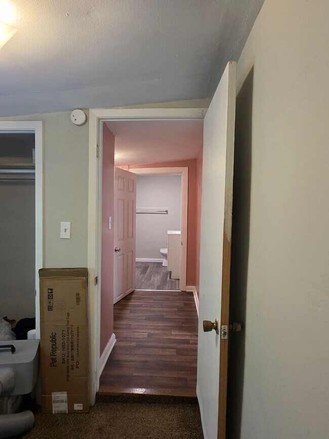 Building Photo - Knoxville 37921 - 3 bedroom 1 bath - call Lisa Vineyard or Shannon Russell 865-216-9334