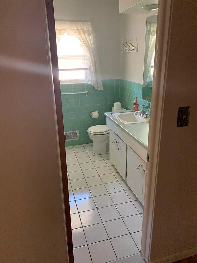 Building Photo - 3137 Belmont Ave