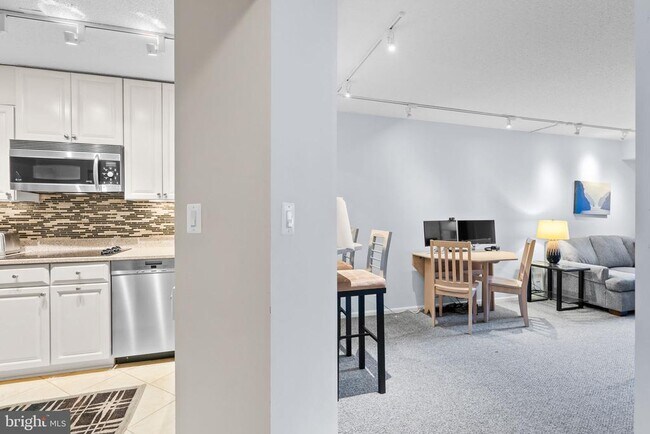 Building Photo - 900 N Stafford St