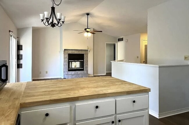 Building Photo - 821 W Rosewood Dr