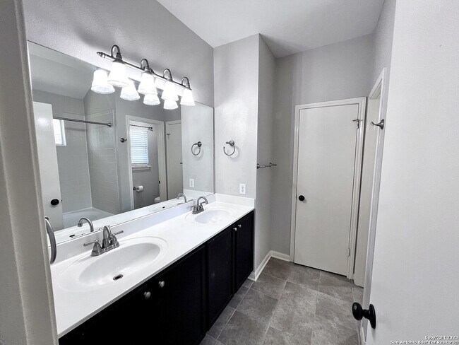 Building Photo - Charming 3-Bed Home Near Medical Center w/ Private Greenbelt Backyard!