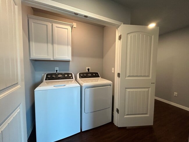 Building Photo - Townhouse with Garage - Minutes from Downt...