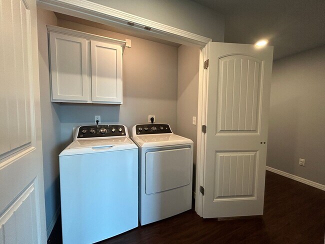Building Photo - Townhouse with Garage - Minutes from Downtown Rogers