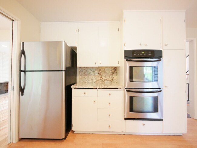Building Photo - 3 Bed and 3 Bath Plus Office Private Singl...