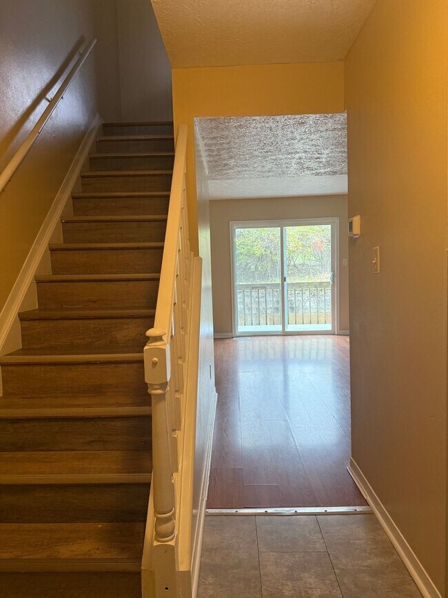 Building Photo - 3 Bedroom/2.5 bath Townhome Located on Bloomington's Southside - Available April 2026!