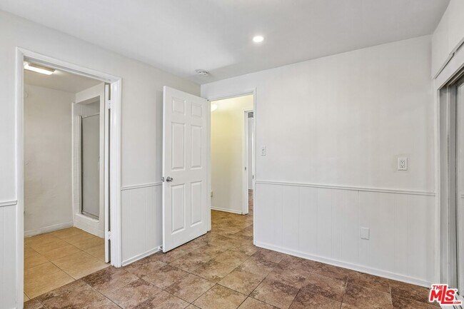 Building Photo - 6727 1/2 Orion Ave