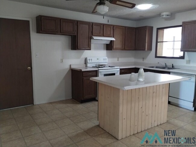 Building Photo - 1012 S Saddler St