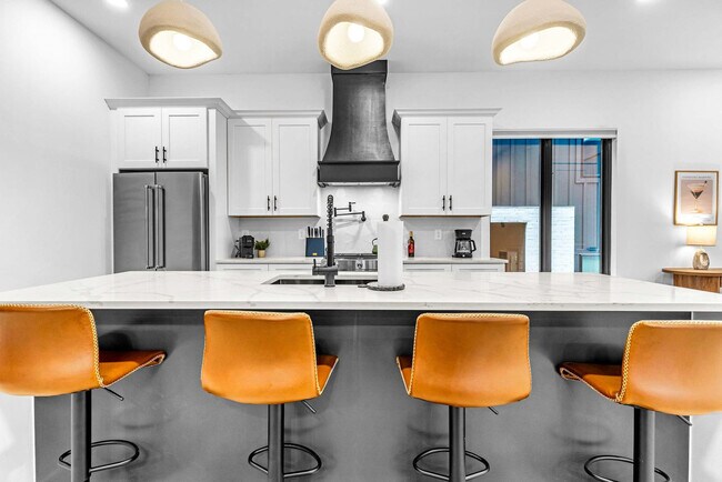 Building Photo - 554 Rosedale Ave