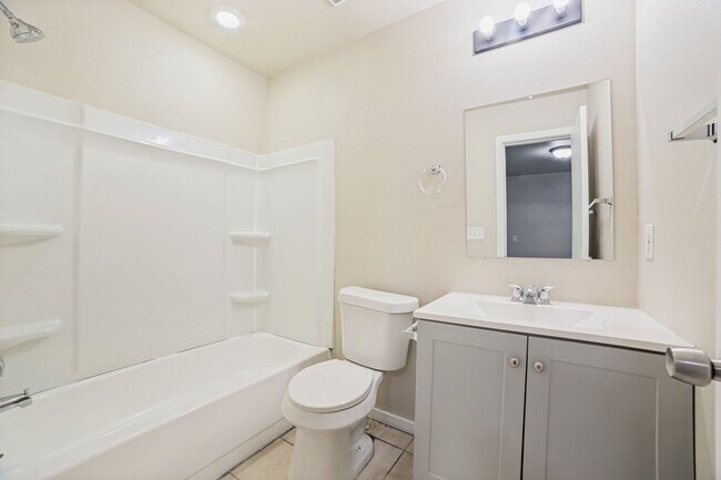 Building Photo - NEWLY-REMODELED 3-BEDROOM HOME IN HERITAGE SUBDIVISION