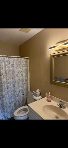 Guest bathroom - 4043 NW Cinnamon Tree Cir