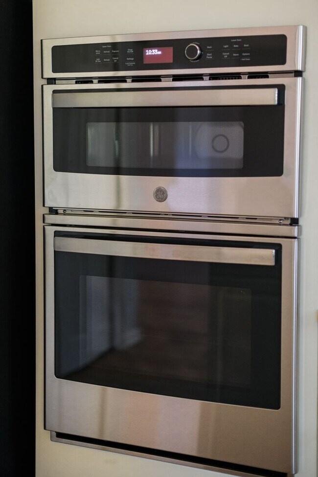 Building Photo - 5 bedroom / 2.5 bathroom Home for Rent in Valparaiso