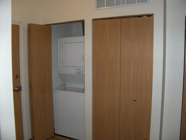 Building Photo - 515 Main St