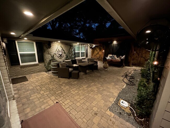 Building Photo - 10313 Shadow Oaks Dr